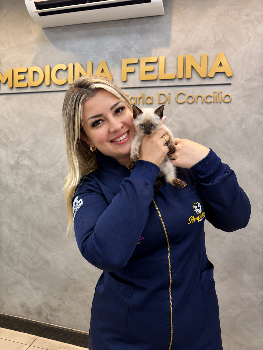 Dra. Carla Di Concílio com um filhote de gato no Hospital Veterinário Amparo